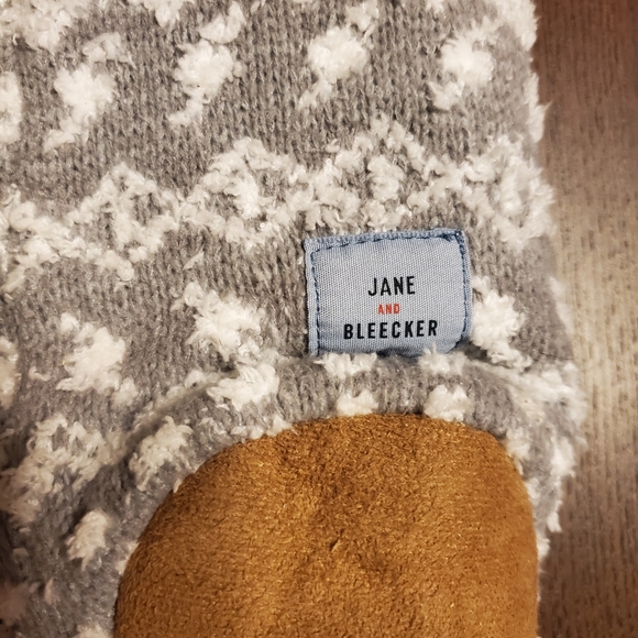 ☃️❄️✨️❄️☃️Jane and Bleecker cozy slipper socks with traction. Cozy & comfy. - Picture 2 of 4